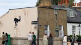 Banksy, capturado por una cámara de tráfico mientras pintaba su última obra en Londres