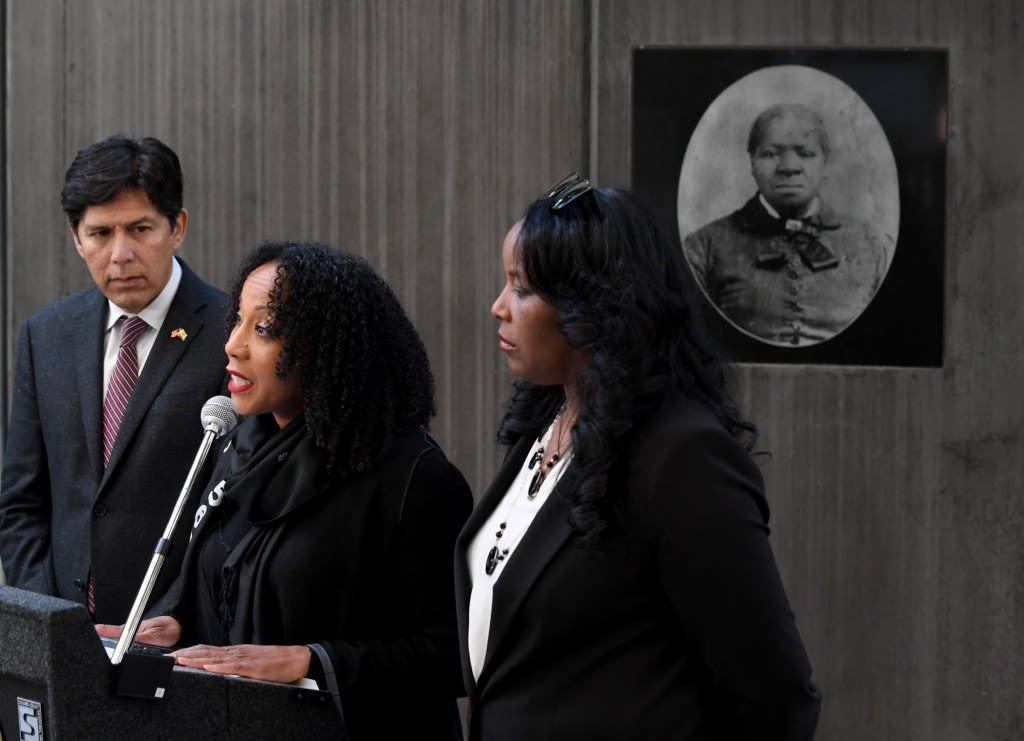 Councilman Kevin de León introduces motion for Pershing Square name change