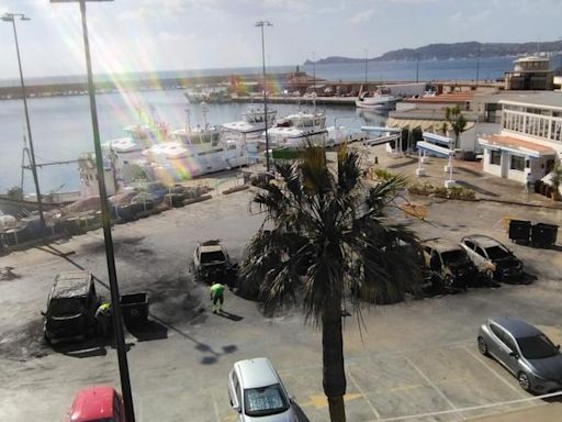 El trámite más negro: retiran los coches calcinados y limpian el aparcamiento del puerto de Xàbia (imágenes)