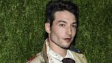 Madre que vive con Ezra Miller es buscada por las autoridades