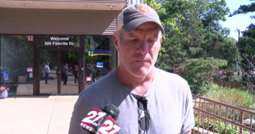 Brett Favre visits Tellurian Behavioral Health clinic in Madison to offer support