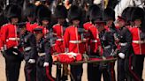 El calor abruma a soldados británicos durante un desfile militar en Londres