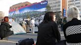 Los jóvenes ocupan el centro de Belgrado para denunciar fraude electoral y piden recuento