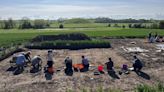 Salão medieval de madeira da Idade do Ferro é escavado por arqueólogos na Inglaterra