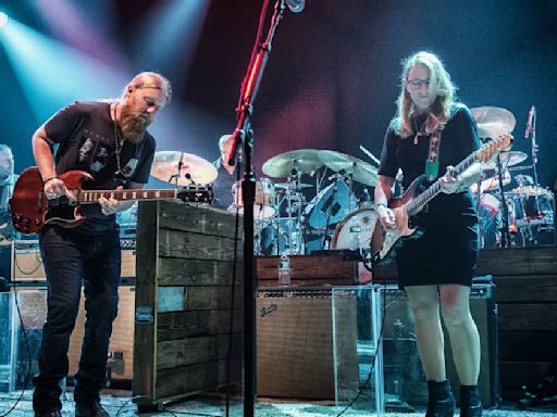 Susan Tedeschi Jams on Jerry Garcia's "Alligator" Guitar, Members of Little Feat Join Tedeschi Trucks Band for Encore in Berkeley