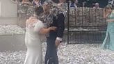 Impresionante lluvia de confeti con una cosechadora en una boda en O Páramo, Lugo: el párroco grabó la escena y se hizo viral