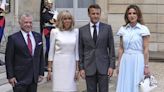 La transgresión de Rania llega a París frente a una minimalista Brigitte Macron