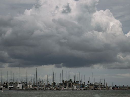 Beryl vuelve a convertirse en huracán antes de tocar tierra en Texas