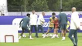 La 'caída' de Cristiano... y un piedra, papel o tijera en el entreno de Portugal - MARCA USA