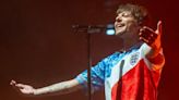 Louis Tomlinson a fondo: “Me hace sentir viejo cuando pienso en cuánto tiempo llevo en la industria” - La Tercera