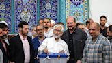 El reformista Masoud Pezeshkian y el conservador Saeed Jalili encabezan los comicios de Irán