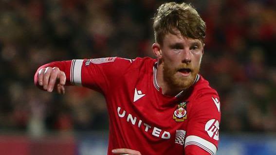 Cannon signs new Wrexham contract