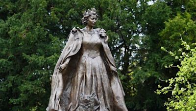 Develan estatua de la reina Isabel II en el que habría sido su cumpleaños 98