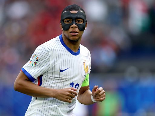 Didier Deschamps issues worrying Kylian Mbappe mask update