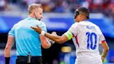 Après son succès à l'Euro, l'UEFA étend à toutes ses compétitions la règle du "seul le capitaine parle à l'arbitre"