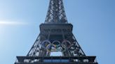 La Torre Eiffell ya se viste para los Juegos Olímpicos: cuál es la historia de los anillos