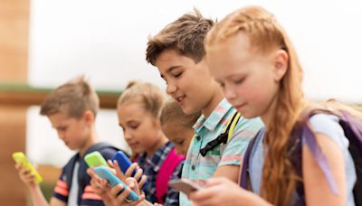 Alberta teachers enforcing cellphone policy as early as kindergarten: internal government report