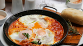 Huevos al plato con chorizo: una receta ibérica, deliciosa y efectiva para el desayuno (o la cena)