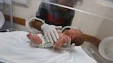 Rescatan el bebé del vientre de una embarazada que murió en un bombardeo en Gaza