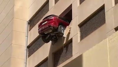 Una conductora dio marcha atrás en un estacionamiento y terminó con el auto suspendido en el aire