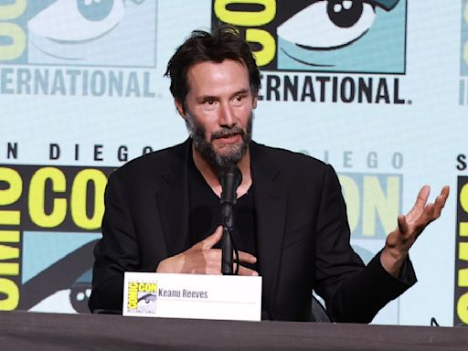 Keanu Reeves Thanks His Mom for “Life, for Storytelling, for Love” at Comic-Con