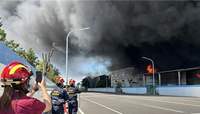 台南山上工廠惡火得到控制 環保局採樣檢測：致空汙將依法開罰 - 社會