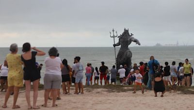 A Yucatán no le gusta esto: Turistas visitan estatua de Poseidón tras paso de huracán Beryl