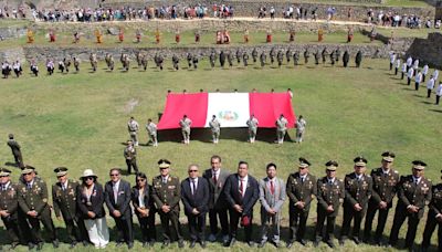 Por primera vez, enarbolan la bandera del Perú y marchan en pleno Machu Picchu (FOTOS)