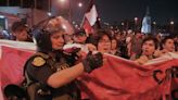 Peruanos protestan en Lima contra el Congreso y Boluarte