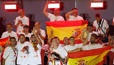 ¿Copas de más?: el eufórico festejo del máximo goleador de la Eurocopa tras el título con España - La Tercera