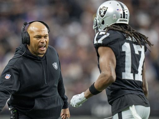 Raiders Coach Antonio Pierce Spending More Time with the Offense