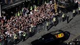 El ataúd de la reina Isabel sale de la catedral de St Giles camino al aeropuerto de Edimburgo