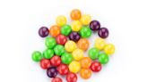 ¿Pudiera California prohibir los Skittles? Avanza un proyecto de ley contra los aditivos ‘tóxicos’