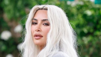 Kim Kardashian, envoûtante séductrice, la star de 43 ans, se dévoile en bikini et talons aiguilles