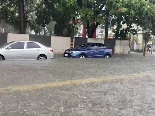 屏東下午時雨量破百毫米道路積淹水 居民驚呼「好像颱風」