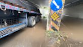 基隆大雷雨堵南街涵洞積水 拖板車強行通過拋錨