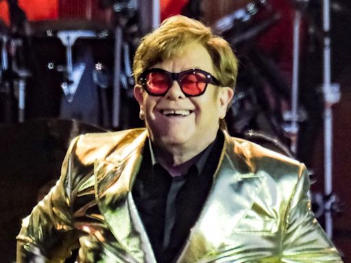 Elton John resorts to using a bottle for relief in a Nice shoe store