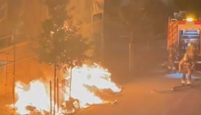 Una nueva jornada de contenedores incendiados en A Coruña colma la paciencia de la alcaldesa: "Reforzaremos la vigilancia policial"