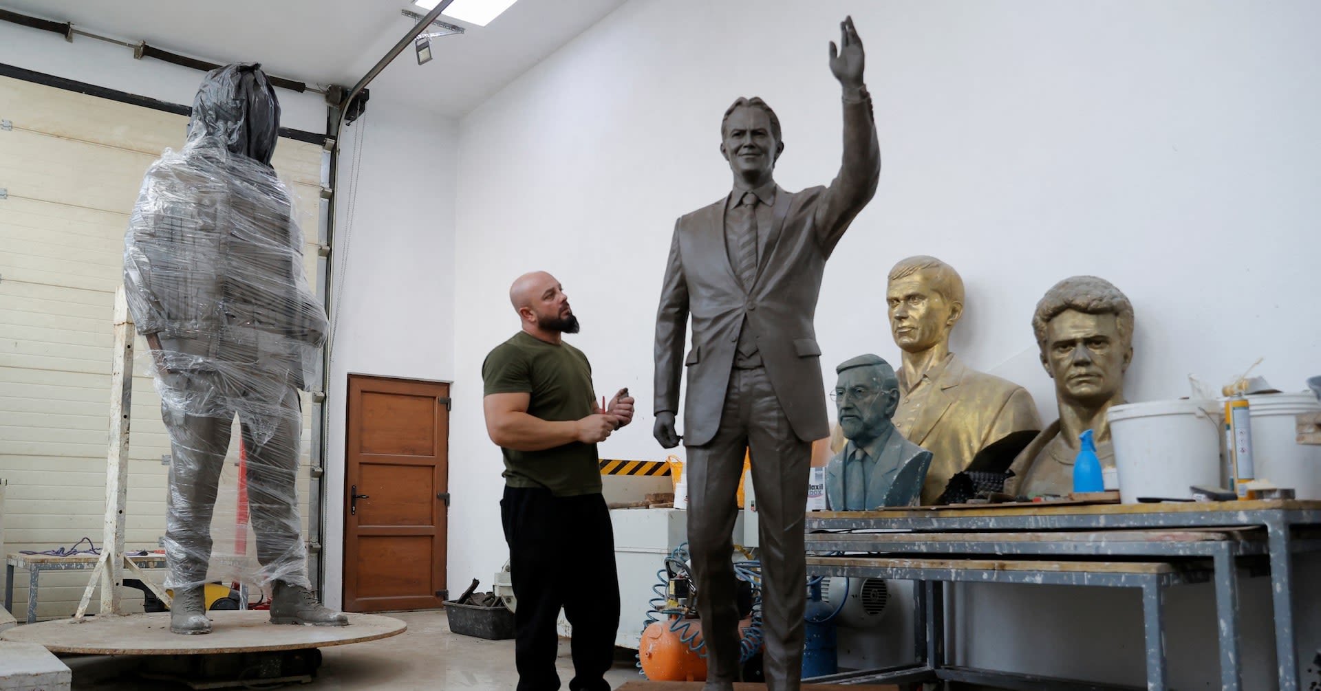 Statue to Tony Blair honours "Tonibler" cult in Kosovo