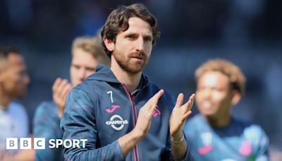 Joe Allen: Swansea City midfielder agrees new one-year contract