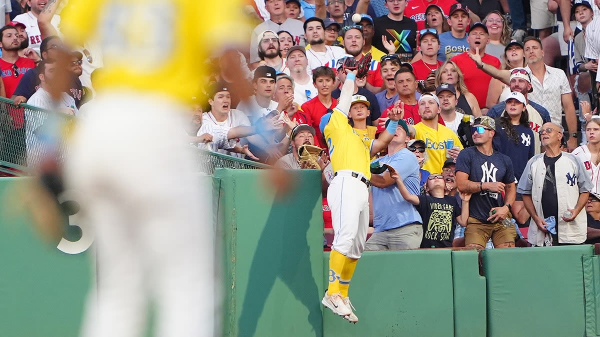 Wilyer Abreu of Red Sox nearly makes catch of the year, crashing into seats during home run robbery try