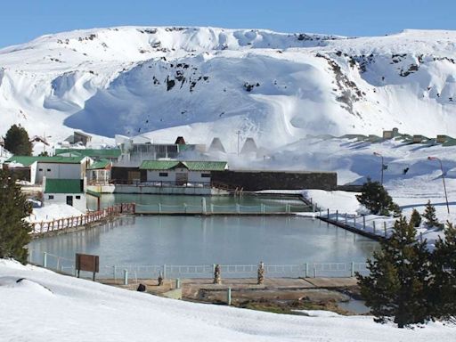 Joya oculta: aguas termales, montañas y nieve en un paisaje de ensueño