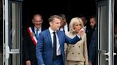Veste en jean et en cuir, casquette... Emmanuel et Brigitte Macron très décontractés avant d'aller voter au Touquet