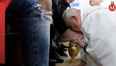 Papa Francisco lava pies de prisioneras en jueves santo, pese a su silla de ruedas