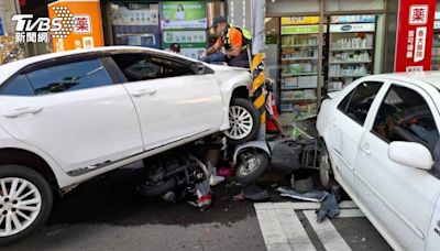 冤家討債爆火氣！雲林2車追逐撞電桿 無辜騎士當場斷肢