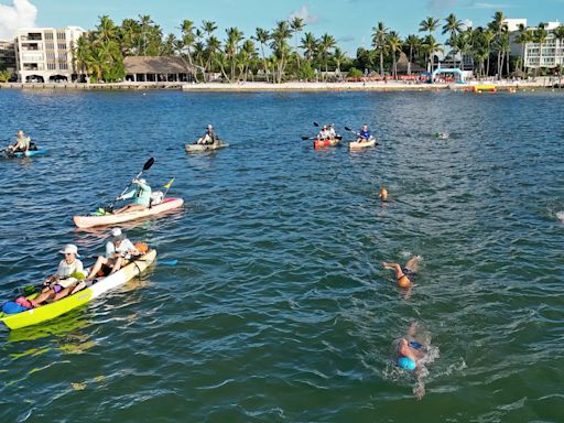 Más de 300 nadadores compiten para preservar un faro de los Cayos de Florida