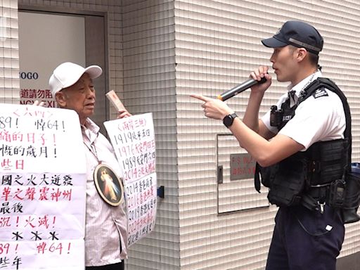 六四｜老翁持悼念紙牌站銅鑼灣街頭 數人被帶上警車