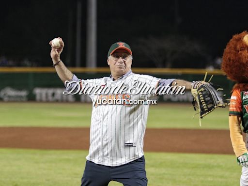 Ministro de la SCJN lanza la primera bola en encuentro de los Leones de Yucatán