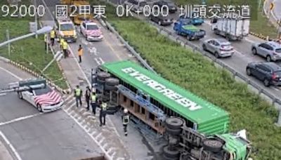 貨櫃車國道翻覆！高公局「2小時」拖吊完畢