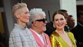 La abrumadora ovación de 17 minutos de Pedro Almodóvar en Venecia junto a Julianne Moore y Tilda Swinton por La habitación de al lado